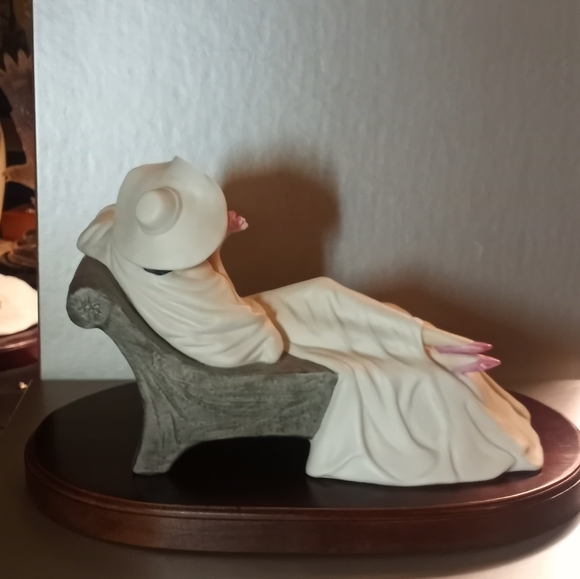 ICART Elegant Heirloom Tradition Collectible Figurine 2144-7,500 - Picture 4 of 10